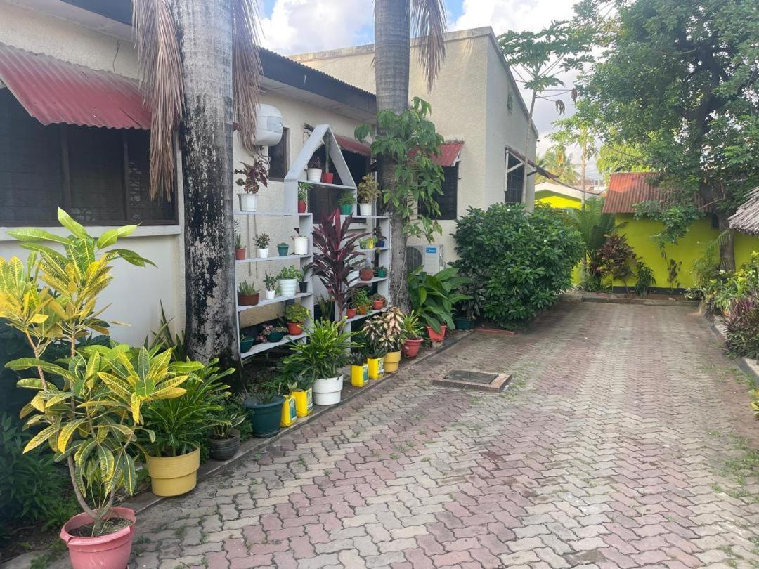 L&J Modern Backpackers Kinondoni Bed & Breakfast Dar es Salaam Exterior photo