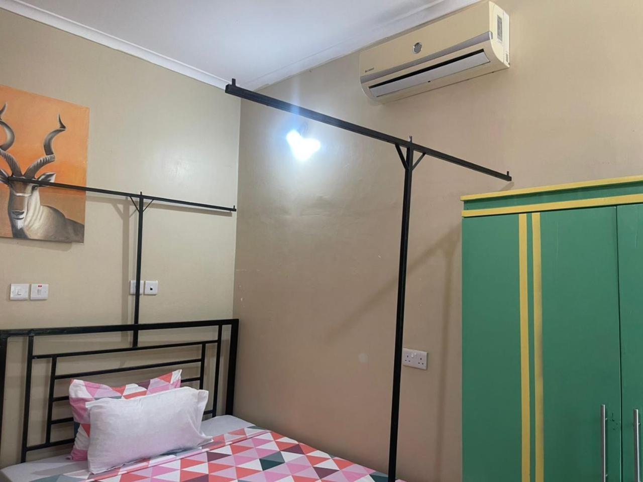 L&J Modern Backpackers Kinondoni Bed & Breakfast Dar es Salaam Room photo